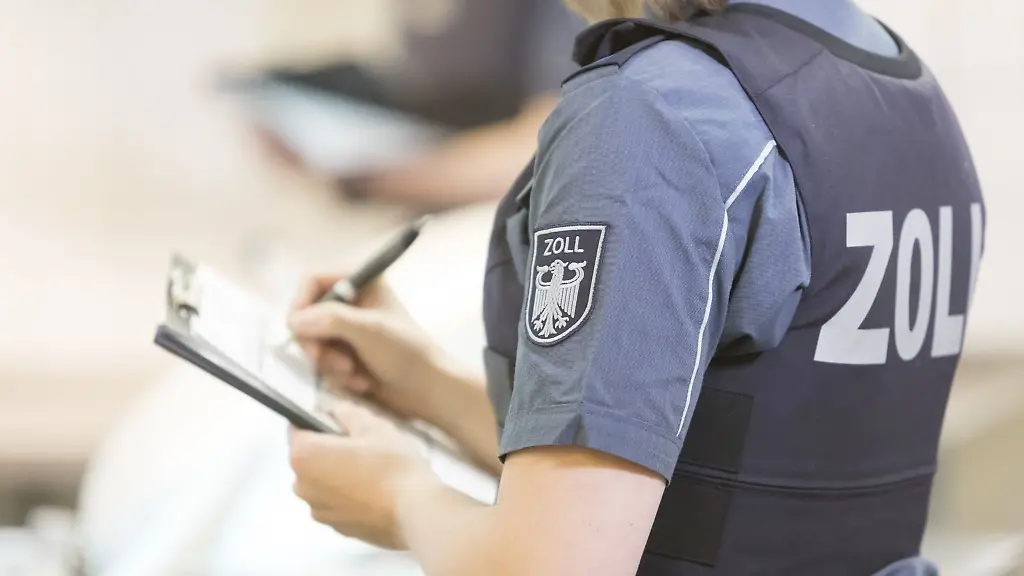 Eine-Zollbeamtin-macht-Notizen