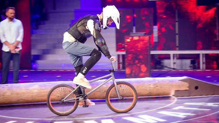 Das ging schief: Joko Winterscheidt auf dem BMX-Rad.