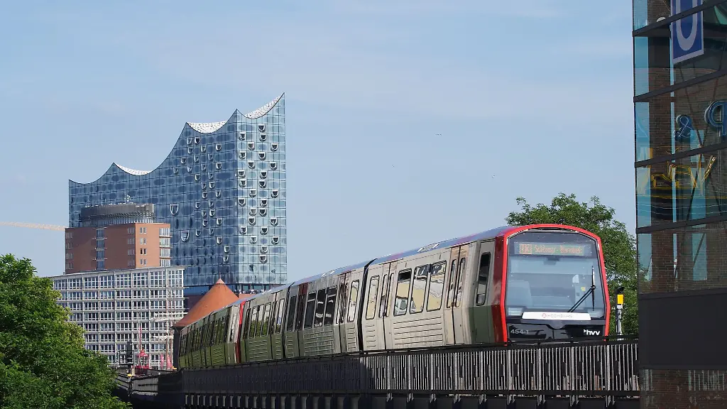 Die-U-Bahn-der-Linie-U3-faehrt-im-U-Bahnhof-Landungsbruecken-im-Hamburger-Hafen-ein