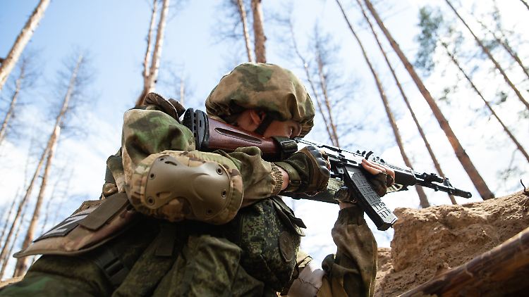 Ein russischer Soldat im Einsatz in Luhansk.