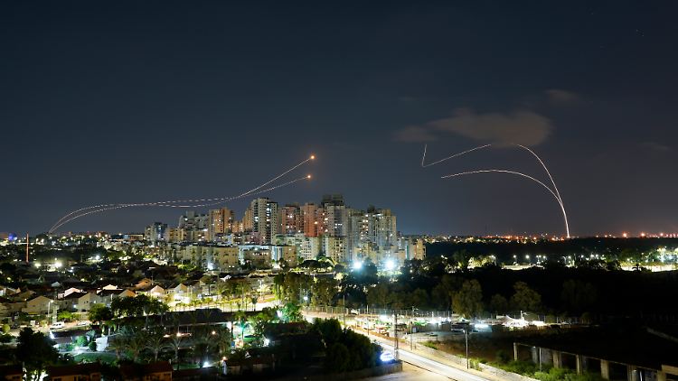 Das Luftabwehrsystem "Iron Dome" ist über der südisraelischen Stadt Aschkelon aktiv. 