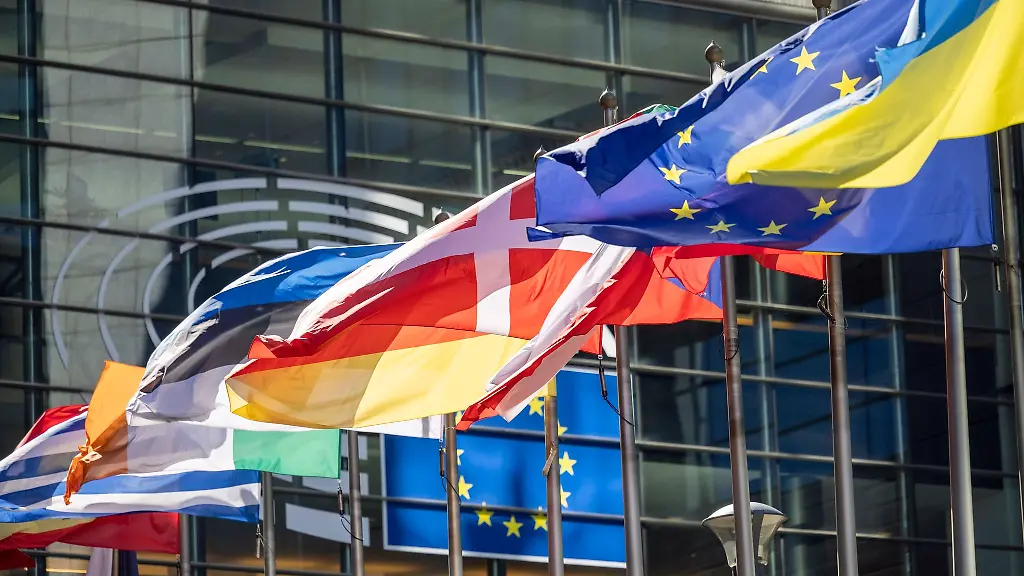 Die-Flaggen-der-europaeischen-Mitgliedsstaaten-wehen-vor-dem-Gebaeude-des-Europaeischen-Parlaments-in-Bruessel