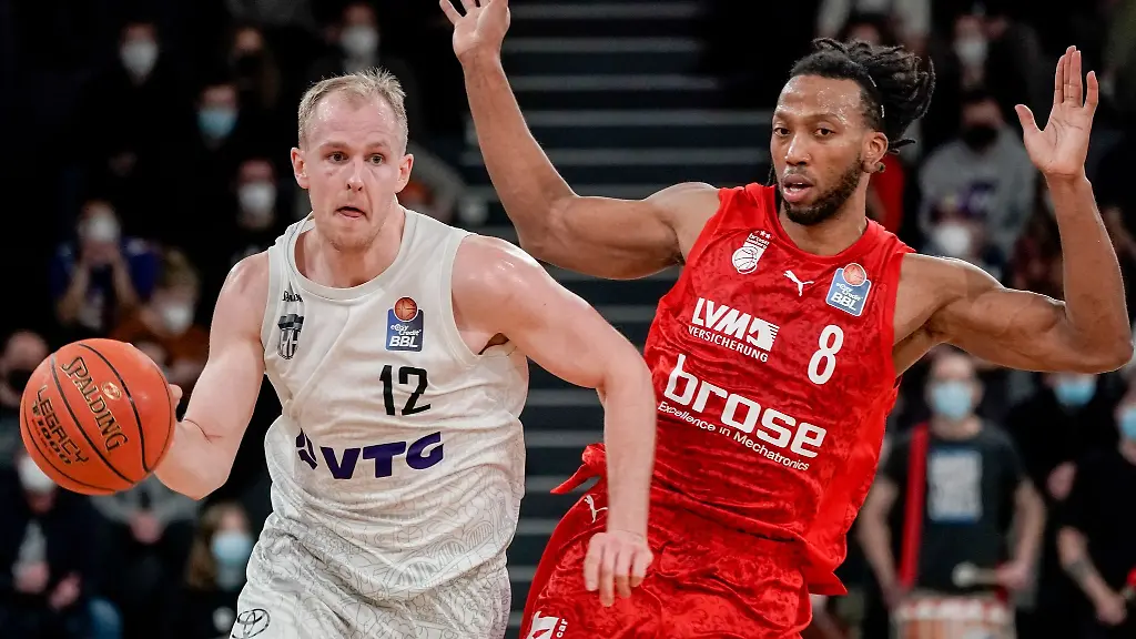 Basketball-Bundesliga-Hamburg-Towers-Brose-Bamberg-Hauptrunde-12-Spieltag-edel-optics-de-Arena-Hamburgs-Forward-Seth-Hinrichs-l-und-Bambergs-Center-Akil-Mitchell-kaempfen-um-den-Ball