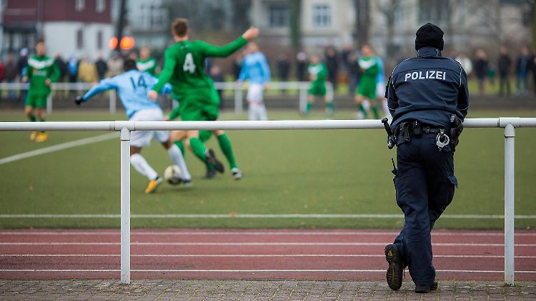 Die Auseinandersetzungen werden "heftiger und hemmungsloser", sagt ein Fanforscher.