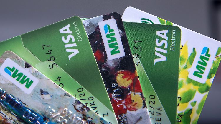 VISA- und MIR-Karte sehen sich ähnlich. Aber während die eine Geldkarte weltweit einsetzbar ist, funktioniert die andere fast nur noch in Russland.