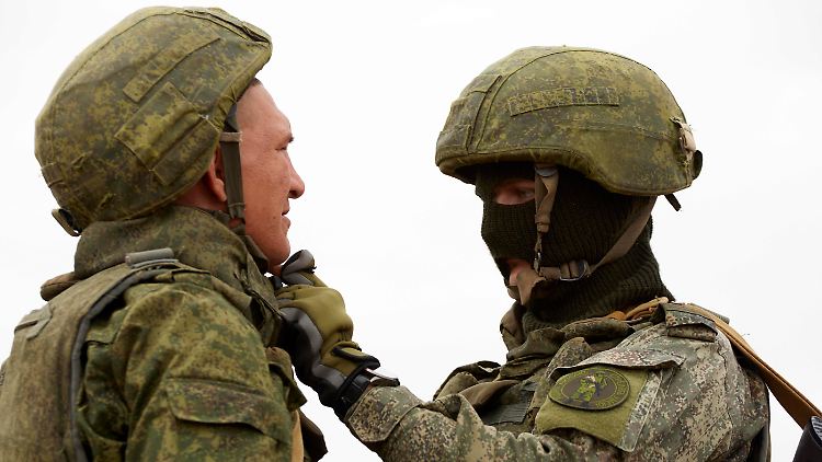 Russische Rekruten trainieren für die Front: Das neue Kriegsrecht für die besetzten Gebiete erlaubt dem Kreml auch Mobilisierungen und Grenzkontrollen in allen Regionen Russlands. 