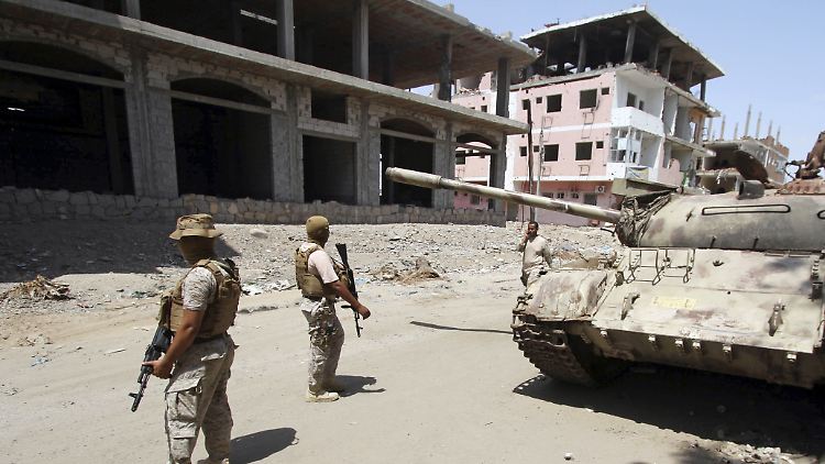 Saudi-arabische Soldaten und Panzer beim Einsatz im Jemen im Jahr 2015.