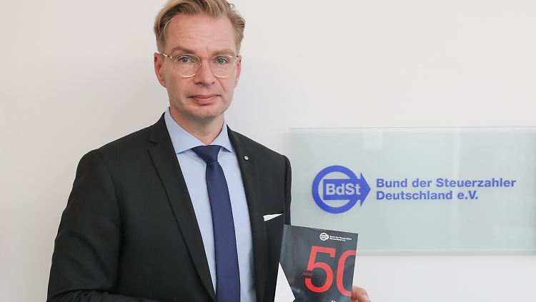 Reiner Holznagel, Präsident des Bunds der Steuerzahler, präsentiert das 50. Schwarzbuch.