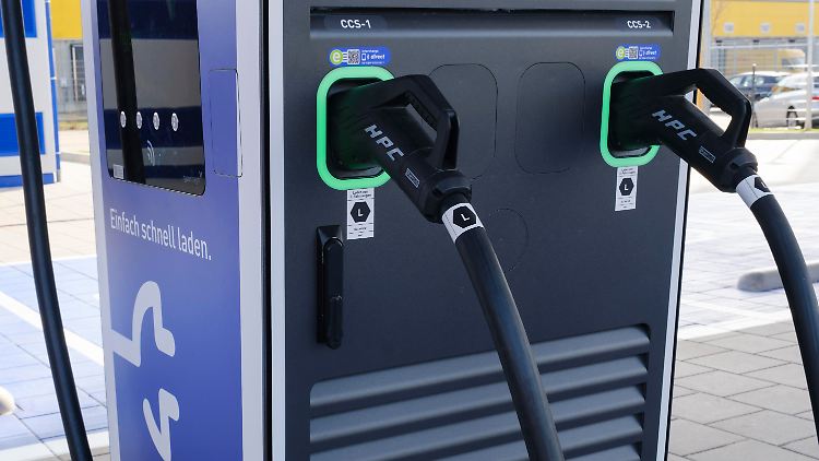 Noch eine Seltenheit: Ladestelle für elektrische Fahrzeuge.