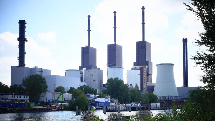 Das Kraftwerk Lichterfelde am Teltowkanal wird von der Vattenfall Wärme Berlin AG mit Erdgas betrieben und produziert Strom und Fernwärme für den Berliner Süden.