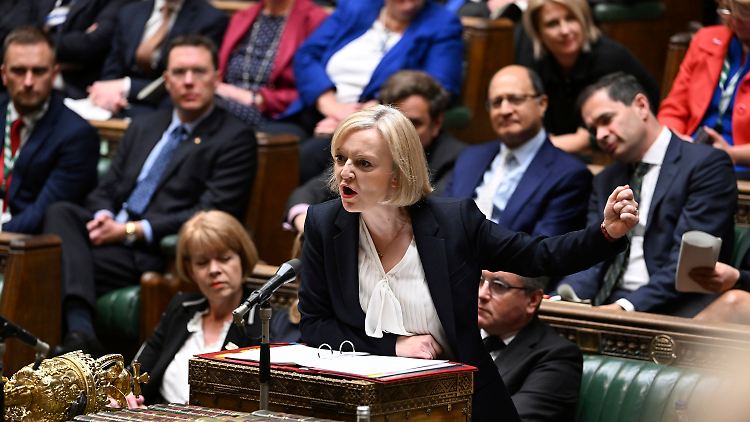 Liz Truss gibt sich im Parlament kämpferisch.