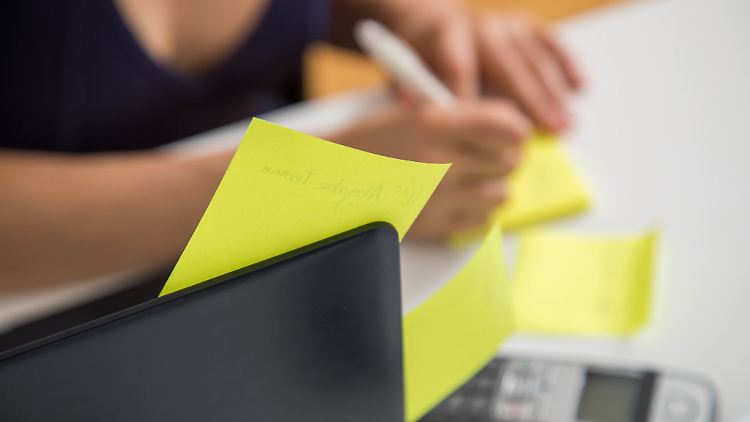 Zettelwirtschaft - aber mit System: Wer die To-do-Liste für den Tag direkt vor Augen hat, entlastet das Gehirn.