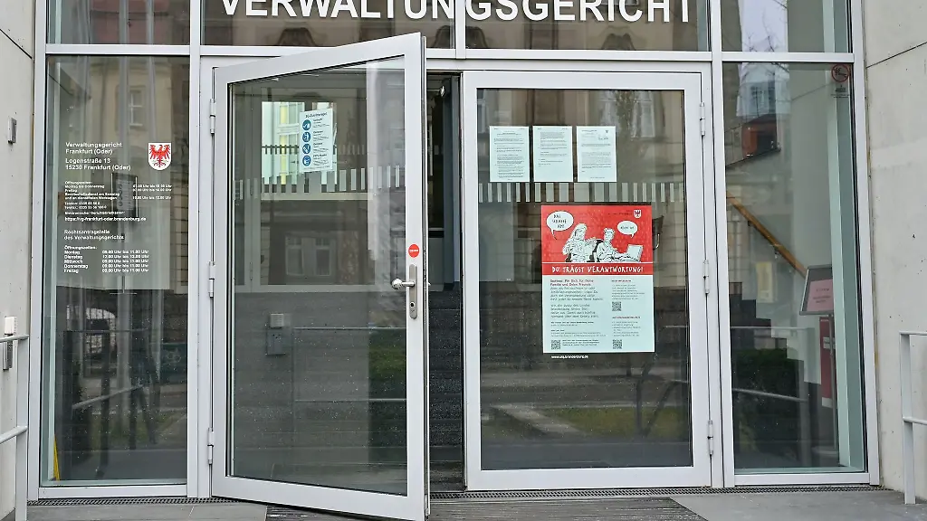 Der-Eingang-zum-Verwaltungsgericht-Frankfurt-Oder