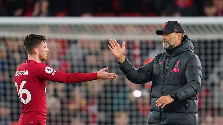 Jürgen Klopp freut sich mit Andrew Robertson über einen wichtigen Sieg.