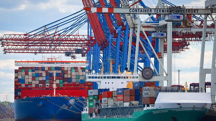 Die chinesische Reederei Cosco will sich mit mehr als einem Drittel am Hamburger Containerterminal Tollerort beteiligen. 