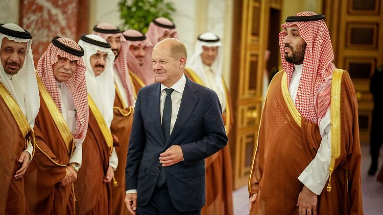 Unter anderem mit dem saudischen Kronprinzen bin Salman sprach Kanzler Scholz Ende September über Energie-Kooperationen. Zu welchem Preis?