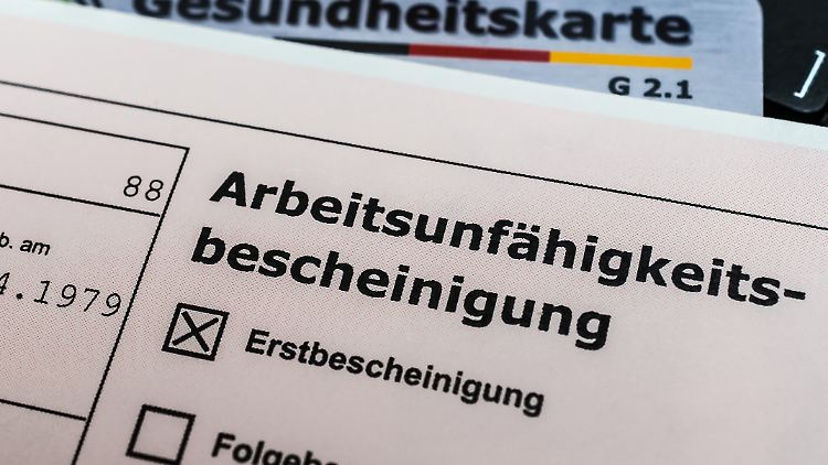 Kommen Arbeitnehmer der Verpflichtung zur Vorlage einer AU-Bescheinigung nicht rechtzeitig nach, können Arbeitgeber die Entgeltfortzahlung verweigern. 
