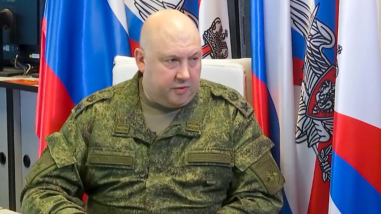 Der Oberbefehlshaber der russischen Truppen in der Ukraine, Sergej Surowikin, sprach am Dienstag im russischen Fernsehen von einer "nicht einfachen" Situation im Bezirk Cherson, die zu "nicht einfachen Entscheidungen" führen könnte.