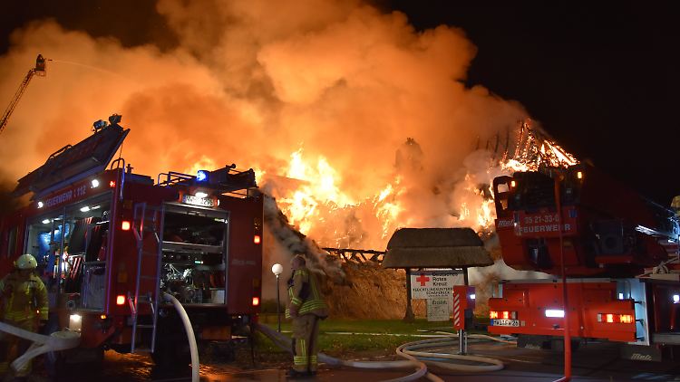 Die Feuerwehr musste das Gebäude niederbrennen lassen.