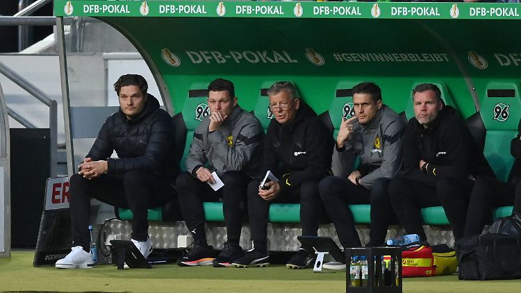 Trainer Terzic (links) und Sportdirektor Kehl (4.v.l.) waren mit dem Auftritt des BVB nicht zufrieden.