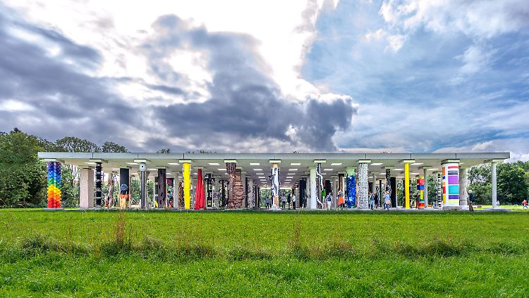 Die Säulenhalle Stoa169 steht mitten im bayerischen Pfaffenwinkel, "umschlossen von der Natur und nicht erhaben auf einem Hügel", das war Bernd Zimmer wichtig.