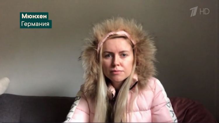 Draußen waren es 18 Grad, doch für einen Auftritt im russischen Fernesehen "fror"  Julia in ihrer angeblichen Münchener Wohnung. 