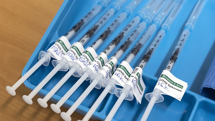 Der neue Impfstoff sei, so Hersteller Moderna, gegen das originale Coronavirus sowie die beiden Subvarianten BA.4 und BA.5 wirksam.