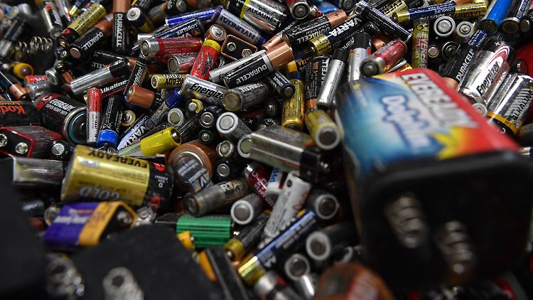 Lithium ist für Akkus und Batterien so wertvoll, dass es unbedingt besser recycelt werden muss. 