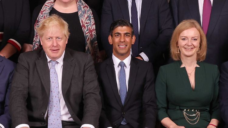 Ex-Finanzminister Rishi Sunak (m.) wird als aussichtsreicher Kandidat für die Nachfolge von Truss (r.) gehandelt. Aber auch Boris Johnson könnte seinen Hut noch einmal in den Ring werfen - erste Medienberichte deuten dies an.