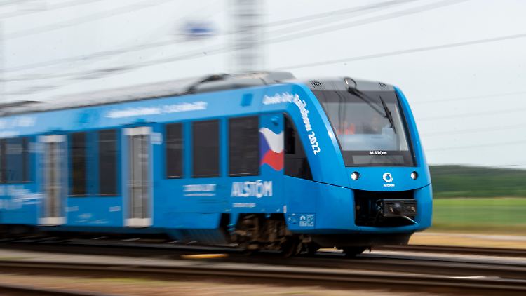 Der von einer Wasserstoff-Brennstoffzelle angetriebene Coradia iLint rollt bereits planmäßig durch Niedersachsen.
