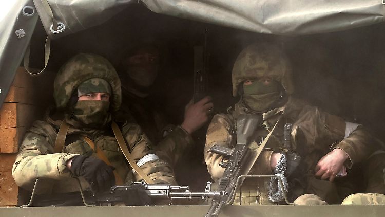 Russische Soldaten fahren auf der Krim zum Einsatz in Richtung ukrainische Grenze (Archivbild). 