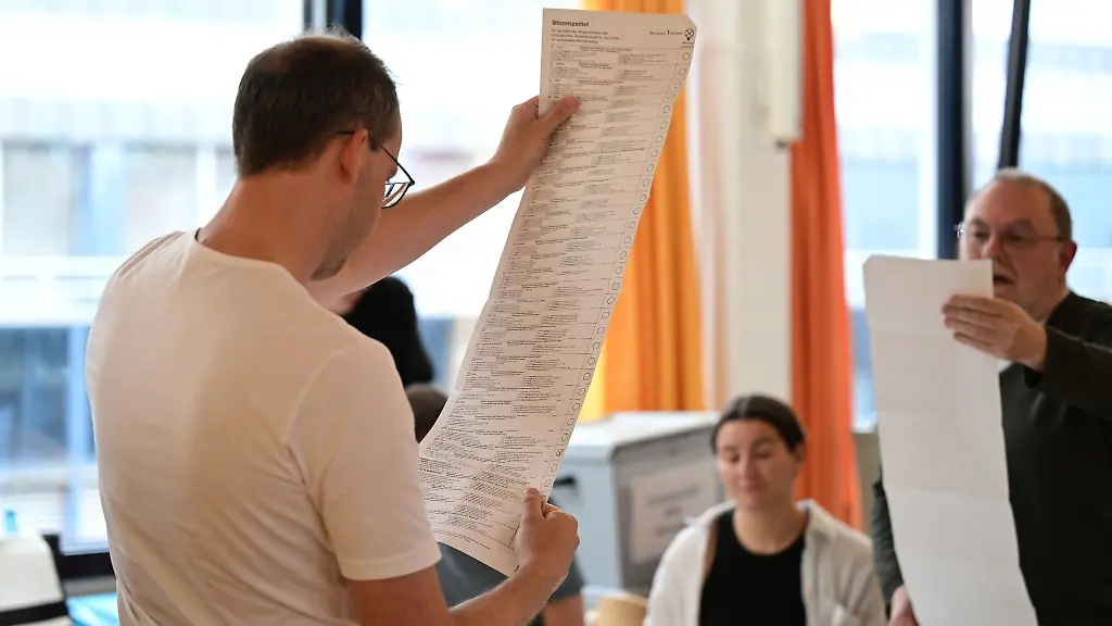 Wahlhelfer-im-Schwabenzentrum-bei-der-Auszaehlung-von-Briefwahlstimmen-fuer-die-Europawahl