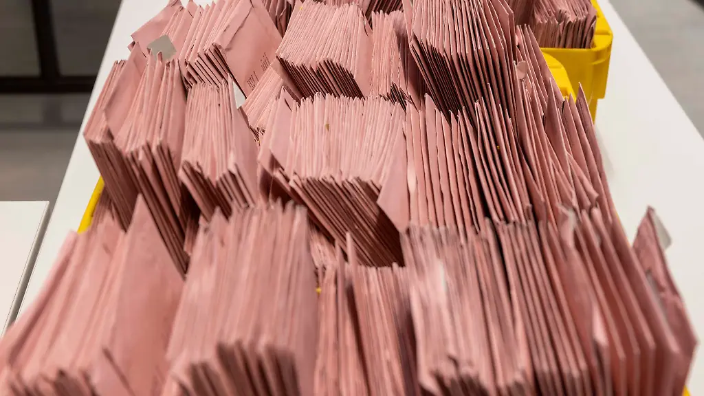 Briefwahl-fuer-die-Europawahl-am-9-Juni-2024-die-ankommenden-Briefwahl-Unterlagen-werden-in-die-entsprechende-Urne-einsortiert