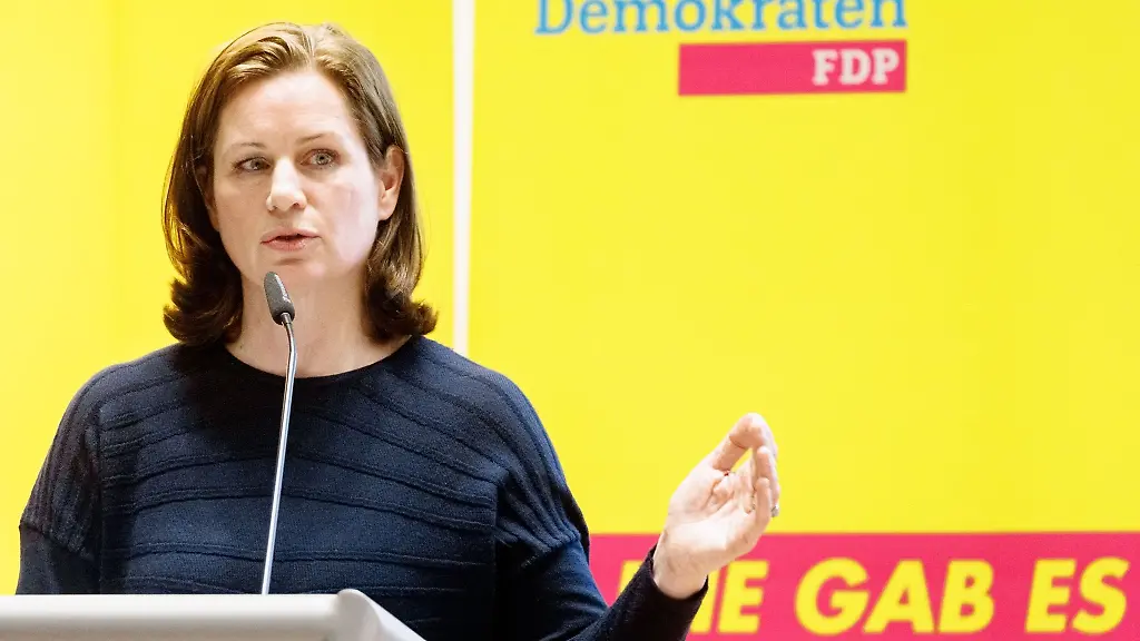 Sonja-Jacobsen-haelt-auf-dem-Landesparteitag-der-FDP-Hamburg-ihre-Bewerbungsrede-fuer-das-Amt-der-Landesvorsitzenden
