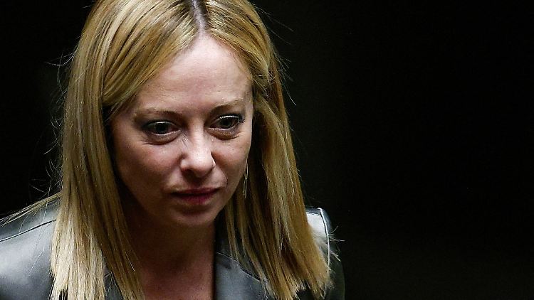 Giorgia Meloni ist Vorsitzende einer Partei, die in einer Linie zu Mussolinis Faschisten steht.