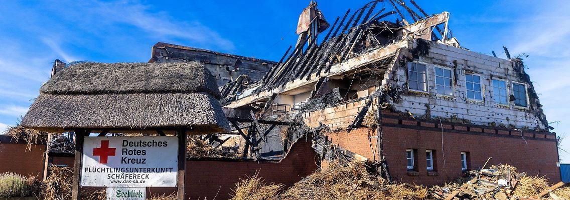 Die Reste des abgebrannten Hotelgebäudes, in dem Geflüchtete aus der Ukraine untergebracht waren.