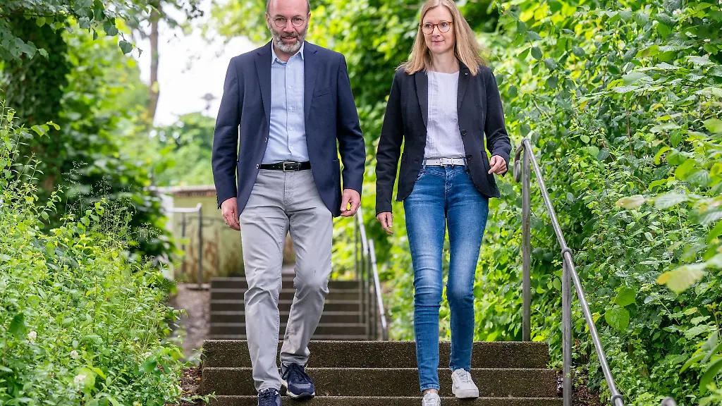 Manfred-Weber-Vorsitzender-der-Europaeischen-Volkspartei-geht-neben-seiner-Frau-Andrea-zur-Stimmabgabe