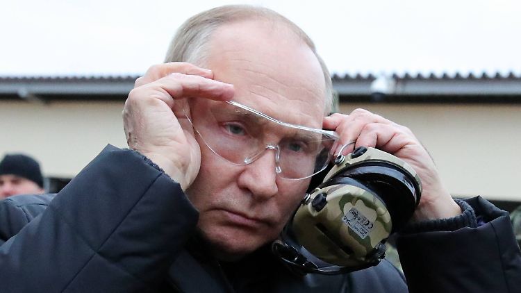Russlands Präsident Wladimir Putin hat in den annektierten Gebieten in der Ukraine das Kriegsrecht verhängt.