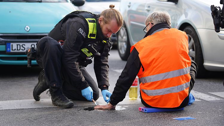 Immer wieder muss die Polizei Hände von der Straße kratzen.