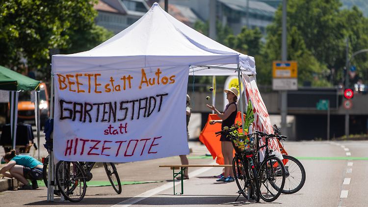 Protest in Stuttgart gegen zunehmende Versiegelung: Weniger Grünflächen in Städten fördern die Erwärmung.
