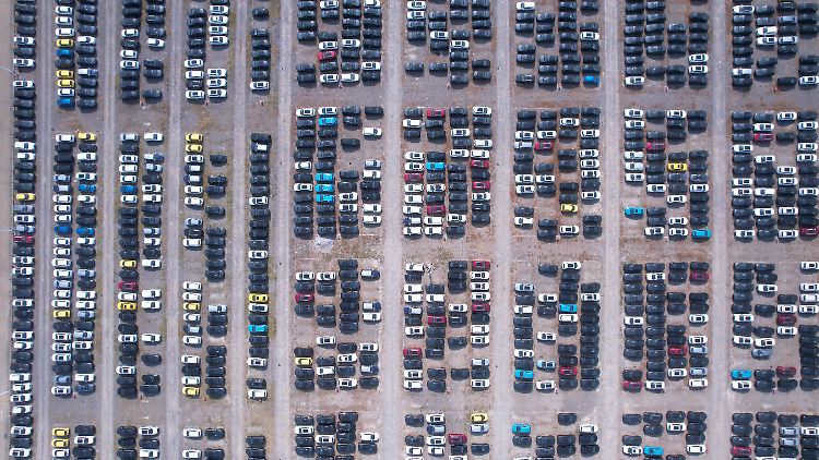 Stillstand statt Vollgas: Viele Haushalte können sich den Kauf eines E-Autos angesichts den steigenden Energiekosten und hohen Inflation derzeit nicht leisten. 