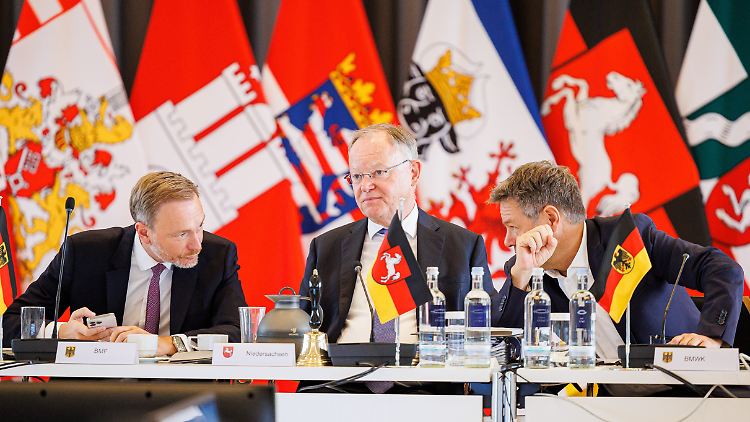 Bundesfinanzminister Lindner und Wirtschaftsminister Habeck schauten auf der MPK vorbei - hier mit Ministerpräsident Weil.