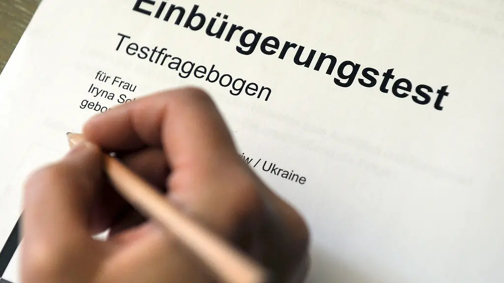 Im-Kreishaus-fuellt-eine-Person-einen-Einbuergerungstest-aus