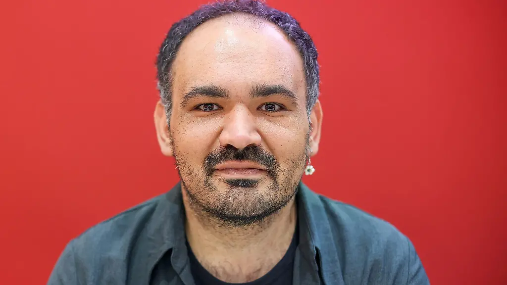 Der-Autor-Dincer-Guecyeter-Unser-Deutschlandmaerchen-sitzt-in-einer-Vorstellungsrunde-der-fuer-den-Preis-der-Leipziger-Buchmesse-Nominierten-in-der-Kategorie-Belletristik-auf-der-Messe