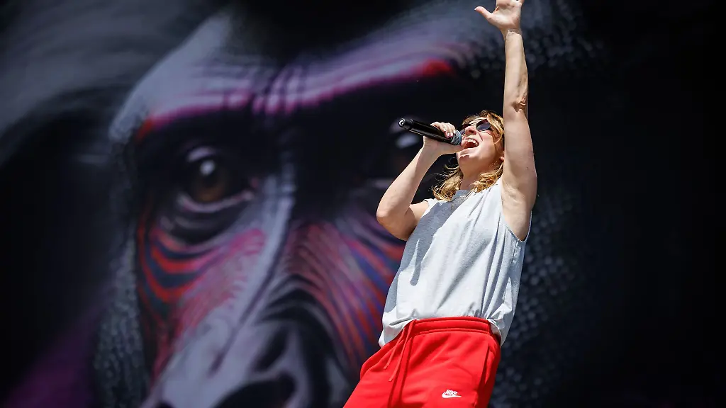Sandra-Nasic-Saengerin-der-deutschen-Band-Guano-Apes-steht-beim-Open-Air-Festival-Rock-im-Park-auf-der-Buehne