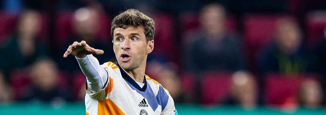 Münchens Thomas Müller gestikuliert.