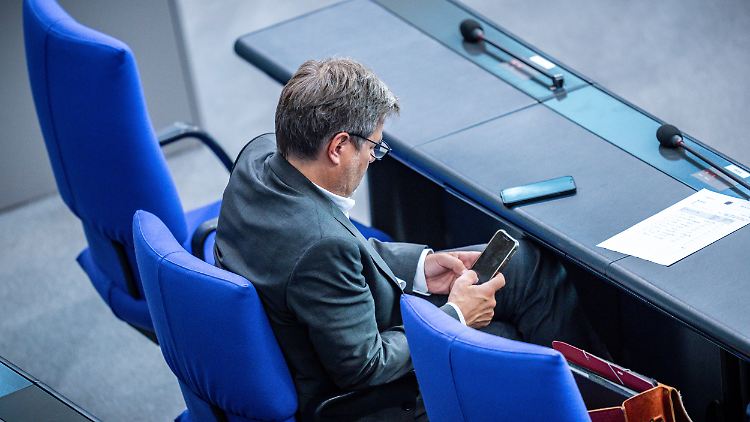Intern wird vermutlich schon geklärt, wer zum Zeitpunkt des Tweets am Drücker saß. Der Minister selbst war es wohl nicht, das wäre ungewöhnlich.