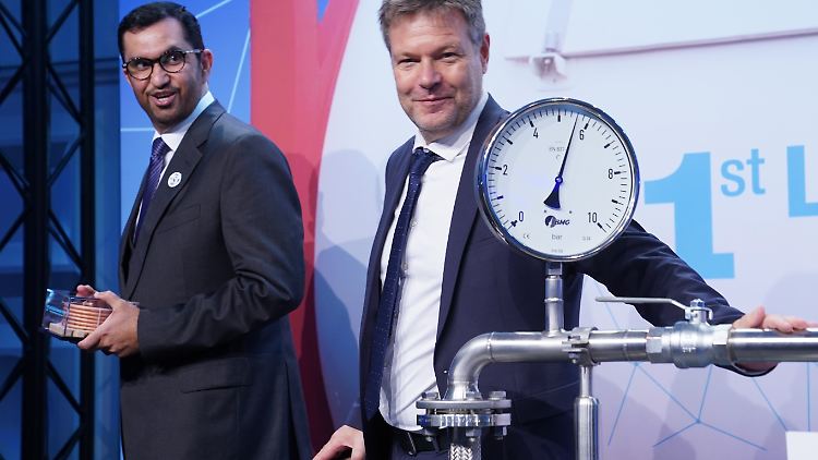 Der Industrieminister der Emirate, Sultan Al Jaber, und Habeck am Hahn.
