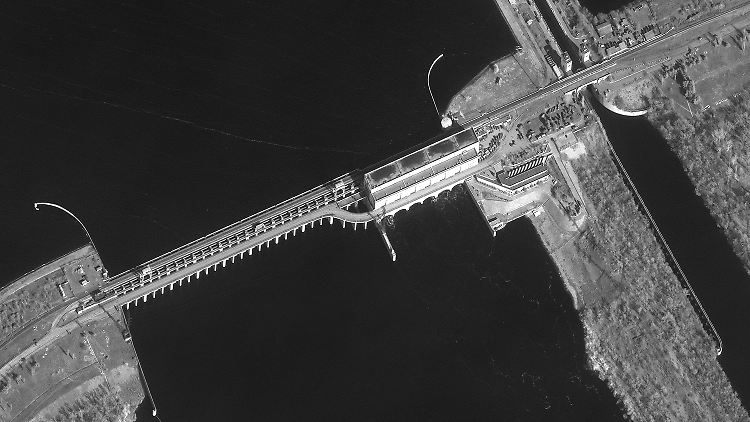 Der Kachowka-Staudamm am 26. Februar 2022 auf einem Satellitenbild: Russische Truppen kontrollieren das Wasserkraftwerk seit Monaten.