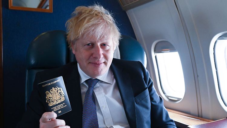 Auf diesem Archivfoto präsentiert Johnson über den Wolken stolz seinen britischen Pass.
